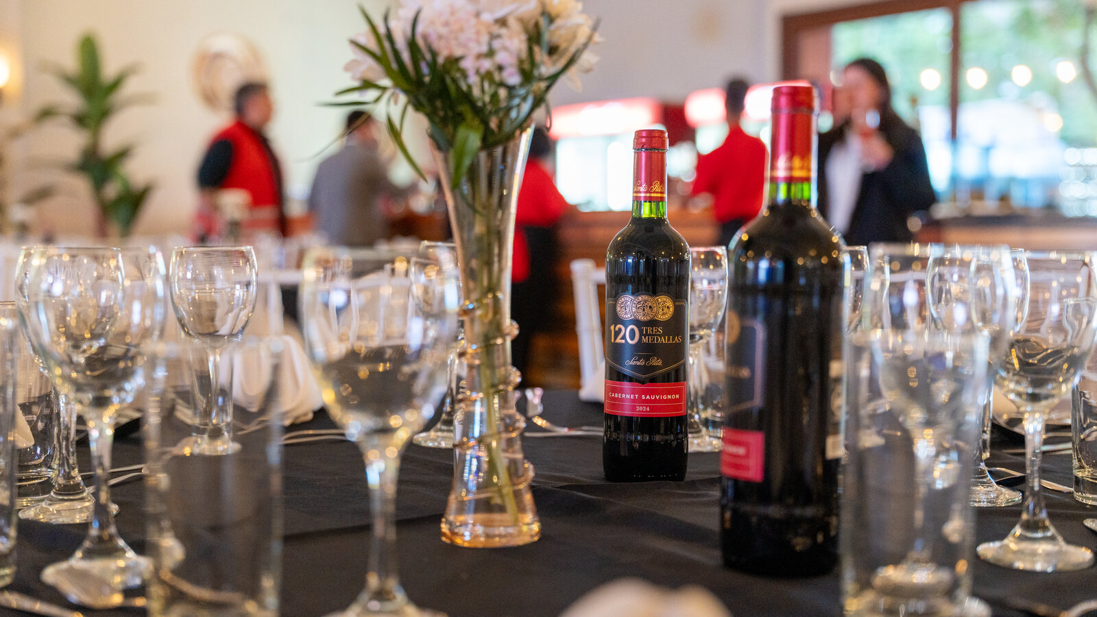Detalle de mesa con vinos en evento