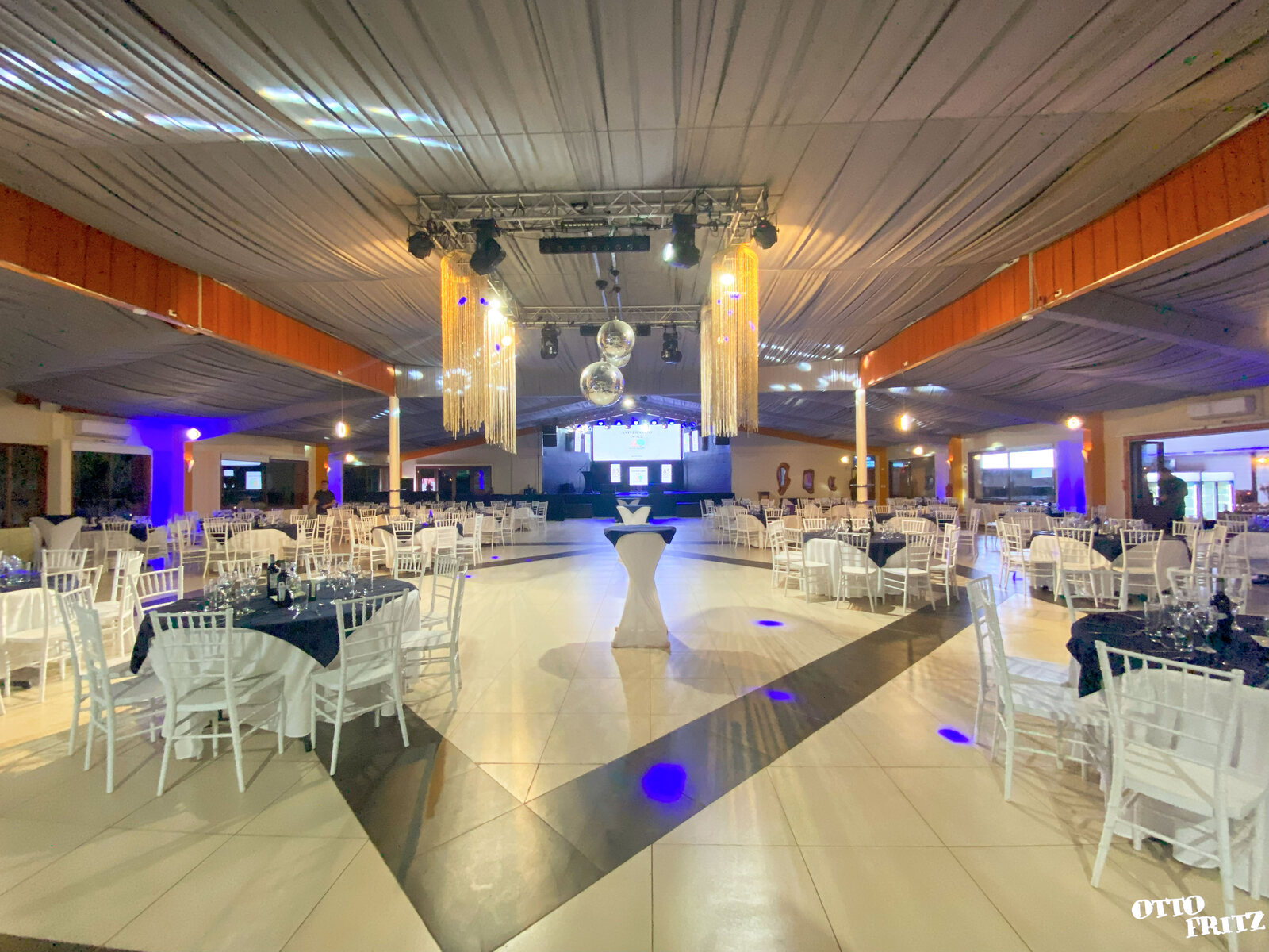 Salón con pista de baile
