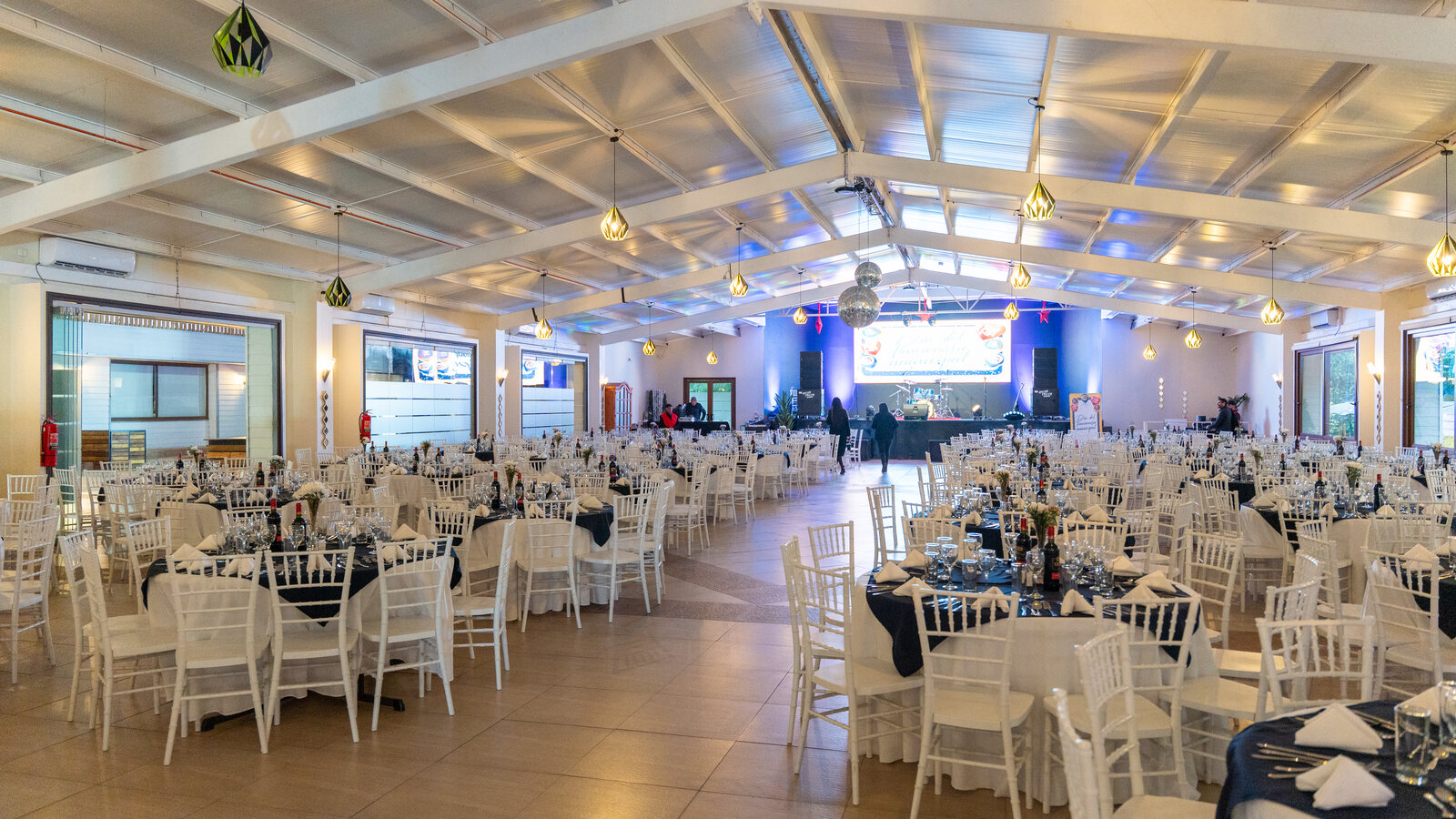 Salón de eventos con mesas servidas